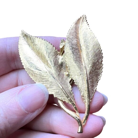 Vintage Double Leaf Clasp Pinless Brooch Pin Gold Tone - Picture 1 of 15